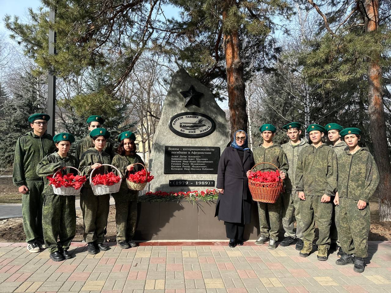 Возложение к памятному мемориалу воинов-интернационалистов.