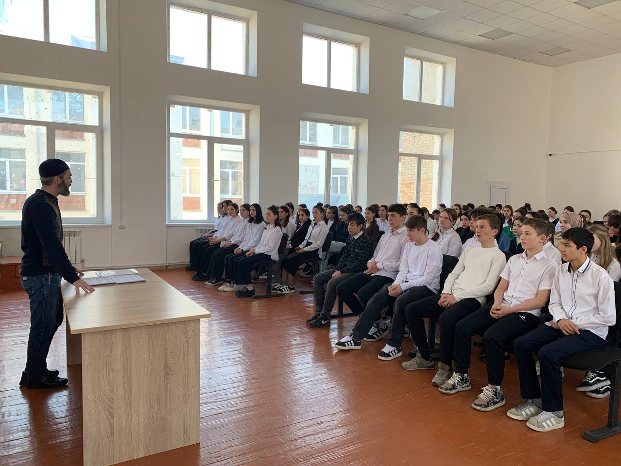 Встреча учащихся гимназии с имамом микрорайона Московский Русланом Гербековым.