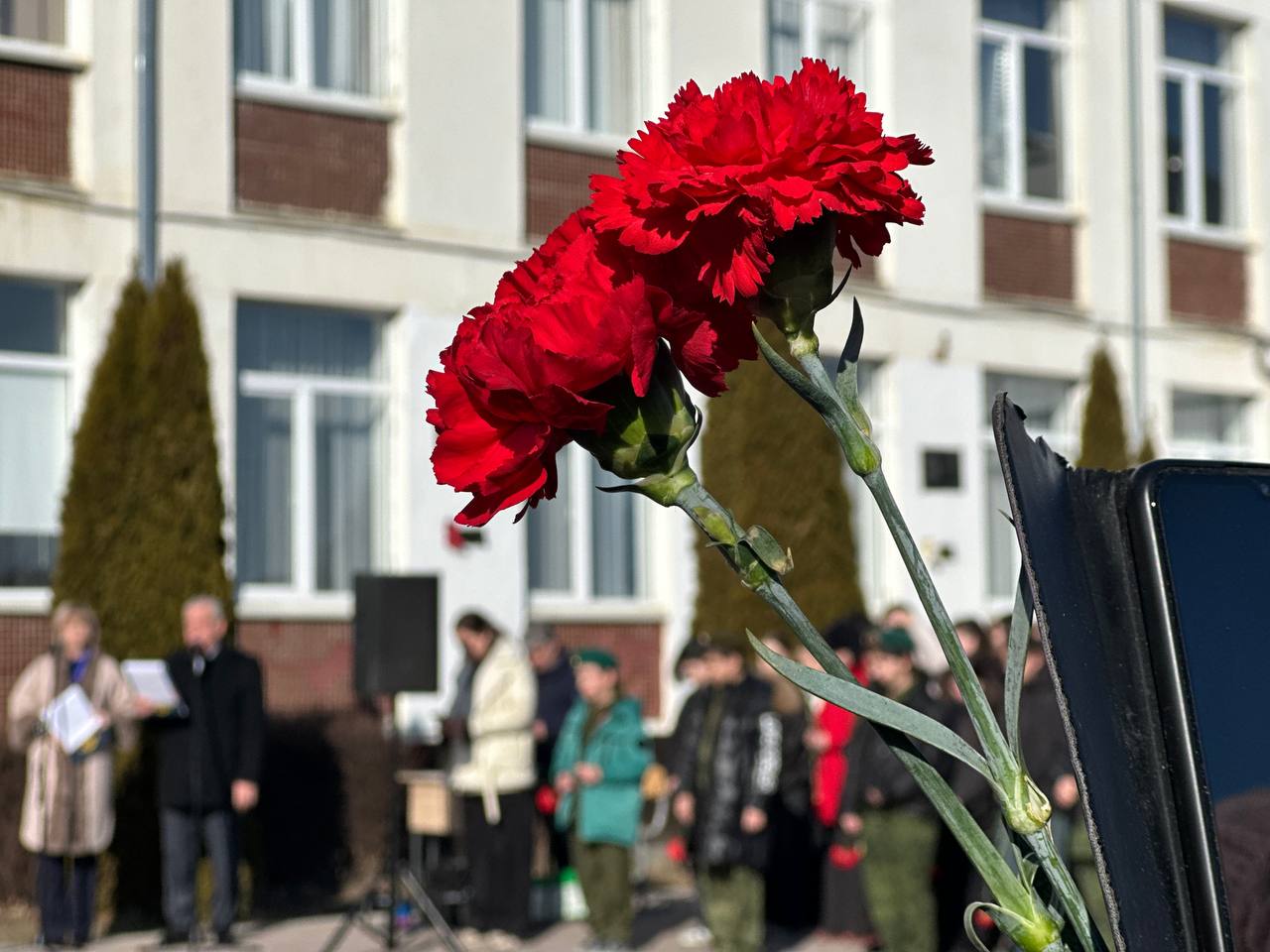 Митинг, посвященный открытию мемориальной доски выпускнику гимназии Назаренко Андрею Андреевичу.